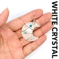 Colgante de luna de cristal blanco envuelto en alambre con dijes de estrellas irisadas. - Cristal de roca
