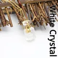 Pendentif bouteille de parfum en cristal blanc exquis avec sa fine chaîne dorée élégante - Cristal blanc / Or