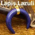 Halbmond-Anhänger aus Lapislazuli-Stein mit Goldverschluss und natürlicher blauer Textur - Lapislazzuli (aljylp00150) / 1 Stück/Packung