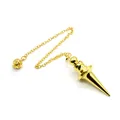 Detailaufnahme eines glänzenden goldenen Metallpendels in Kegelform mit feiner Kette - Modell 5