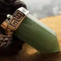 Grüner hexagonaler Kristallanhänger mit klassischem silbernen Meandermuster-Bügel - Aventurin-Jade