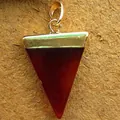 Elegante colgante triangular de piedra roja profunda con borde dorado pulido - Ágata roja