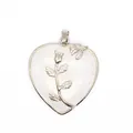 Élégant pendentif en cristal blanc en forme de cœur avec un motif de rose argentée détaillé - Cristal blanc