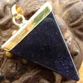 Colgante triangular minimalista con incrustación de piedra azul brillante y acabado dorado - Piedra de Arena Azul