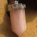 Großer rosa sechseckiger Kristallanhänger mit Mäander-Muster-Kappe - Rosenquarz