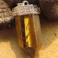 Hexagonaler Tigerauge-Naturstein-Säulenanhänger mit dekorativer Silbermetallkappe - Tigerauge