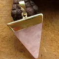 Pendentif triangle élégant en quartz rose avec une finition en métal doré poli brillant - Quartz rose