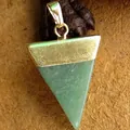 Pendentif triangulaire minimaliste en pierre naturelle verte avec sommet plaqué or - Jade aventurine