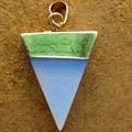 Élégant pendentif triangulaire minimaliste avec calotte dorée et pierre d'opale bleu clair - Opale