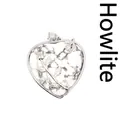 Élégant pendentif en howlite en forme de cœur avec détails de roses argentées. - Howlite