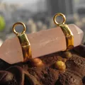 Connecteur colonne hexagonale en quartz rose avec boucles dorées pour la création de bijoux - Quartz rose