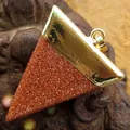 Pendentif triangle étincelant en pierre de soleil avec capuchon en métal doré poli - Pierre de Sable d'Or