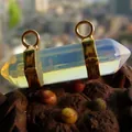 Connecteur de colonne en cristal d'opalite hexagonal avec doubles boucles dorées pour bijoux - Opale