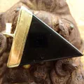 Pendentif géométrique triangulaire minimaliste noir et or pour création bijoux - Obsidienne