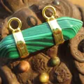 Connecteur de bijoux hexagonal en malachite verte avec doubles boucles en métal doré - Malachite