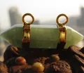 Hellgrüner hexagonaler Steinanhänger-Verbinder mit goldenen Schlaufen - Aventurin-Jade