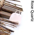 Handgefertigter Halskettenanhänger aus Rosenquarz-Naturstein in Handtaschenform für Damen - Rosenquarz