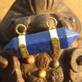 Natürlicher Lapis Lazuli Sechskantsäulen-Verbinder mit Goldringen für Schmuck. - Lapislazuli