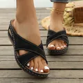 Nahaufnahme eleganter schwarzer Keilsandalen mit Kreuzriemen und weißen Kontrastnähten - 36 / Schwarz