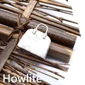 Einzigartiger Anhänger aus weißem Türkis-Naturstein in Form einer kleinen Handtasche - Howlith