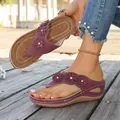 Vista detallada de estas chanclas con cuña moradas con flores y costuras retro - Burdeos