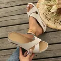 Beige Keilsandaletten mit Kreuzriemen, 5,5 cm Absatz und offener Spitze - 36 / Beige