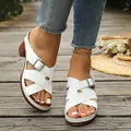 Stilvolle weiße Damen-Sandalen mit Kreuzriemen, Blockabsatz und dekorativer Schnalle - 36 / Weiß