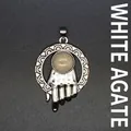 Colgante vintage plateado mano agarrando anillo con piedra natural de ágata blanca. - Colgante Mano Anillo / Ágata