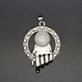 Colgante de mano de plata vintage con anillo y piedra de cristal blanco natural - Colgante Mano Anillo / Cristal de roca