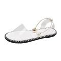 Vue détaillée de sandales plates transparentes avec élégants accents de perles et boucle dorée. - 35 / Transparent (201 Blanc)
