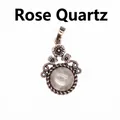 Ciondolo floreale in bronzo antico con gemma naturale di quarzo rosa rotonda - Quarzo Rosa (Cabochon)