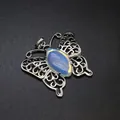 Elegante pendente a farfalla vintage con un intarsio centrale in pietra opalite - Opale