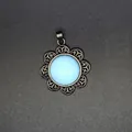 Elegante colgante de flor en plata antigua con una piedra de opalita azul claro. - Estilo Opalita Floral Calado / Ópalo