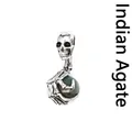 Punk-Totenkopf Anhänger mit einer Skeletthand und einem natürlichen indischen Achat - Indischer Achat