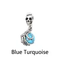 Gothic-Punk-Stil Totenkopf und Skeletthand Anhänger mit einer blauen Türkisperle - Blauer Türkis