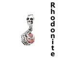 Punk-Anhänger mit Totenkopf und Skelettkralle, besetzt mit rosa Rhodochrosit. - Rhodonit