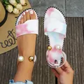 Vue détaillée de sandales plates tie-dye avec perles géantes et anneau en métal doré - 35 / Rose