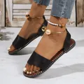 Détail de sandales plates noires pour femmes avec perles et boucles en métal doré. - 35 / Noir