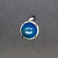 Eleganter runder Anhänger aus blauem Achat mit Kristall-Heiligenschein - Anhänger Nur (Blauer Achat) / Blauer Achat
