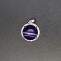 Modischer runder Anhänger aus natürlichem lila Achat mit Kristall-Halo-Akzenten - Anhänger Nur (Lila Achat) / Violetter Achat
