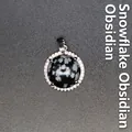 Eleganter runder Anhänger aus natürlichem Schneeflockenobsidian mit Kristall-Halo-Besatz - Anhänger Nur (Schneeflockenstein) / Schneeflocken-Obsidian