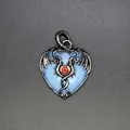 Vintage middeleeuwse stijl dubbele draak hart hanger met blauwe opaliet centrale steen - Opaal