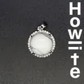 Eleganter runder Anhänger aus weißem Howlith mit einem glitzernden Micro-Pavé-Steinkranz - Howlith