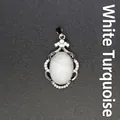 Colgante elegante con micro-incrustaciones y piedra de turquesa blanca en fondo oscuro. - Howlita