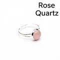 Semplice anello regolabile color argento con una pietra tonda di quarzo rosa naturale - Quarzo rosa