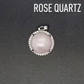 Rundes Rosenquarz-Anhänger-Halskette mit Kristall-Mikropavé-Rand in edler Silberoptik - Rosenquarz