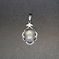 Colgante elegante de cristal blanco plateado con micro-pavé calado y un óvalo - Cristal de roca