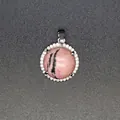 Eleganter runder Natur-Rhodonit-Anhänger mit einer Zirkonia-Mikropavé-Einfassung - Rhodonit