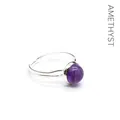 Anello con ametista naturale e fascia regolabile argentata su sfondo bianco puro - Ametista