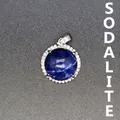 Eleganter runder Sodalith-Natursteinanhänger mit Mikropflaster-Kristallhalo - Blauer Sodalith